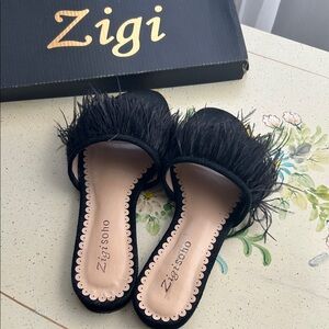 Zigi Soho Black Feathered Sandals EUC